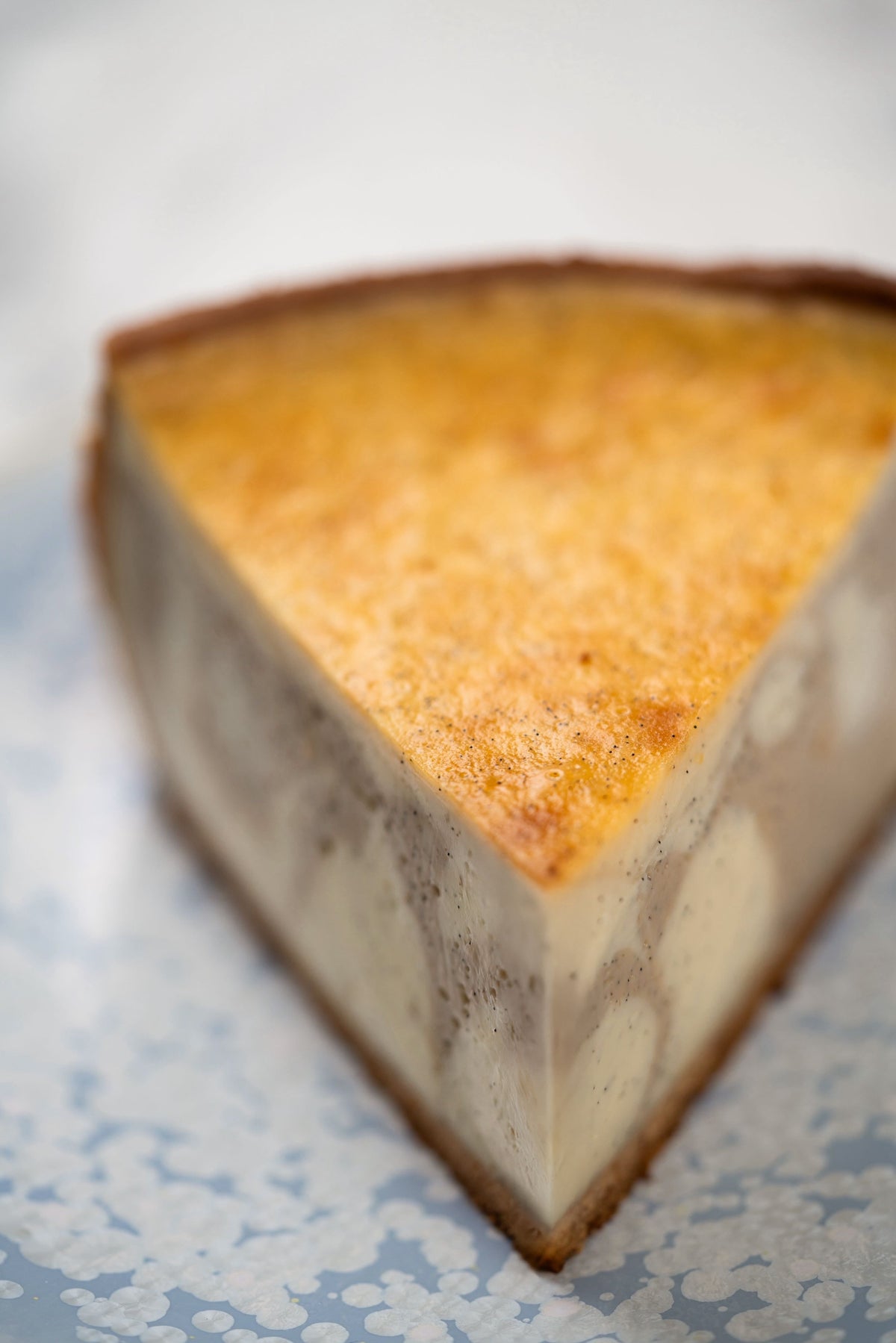 Part de flan à la vanille maison, crème onctueuse piquée de grains de vanille