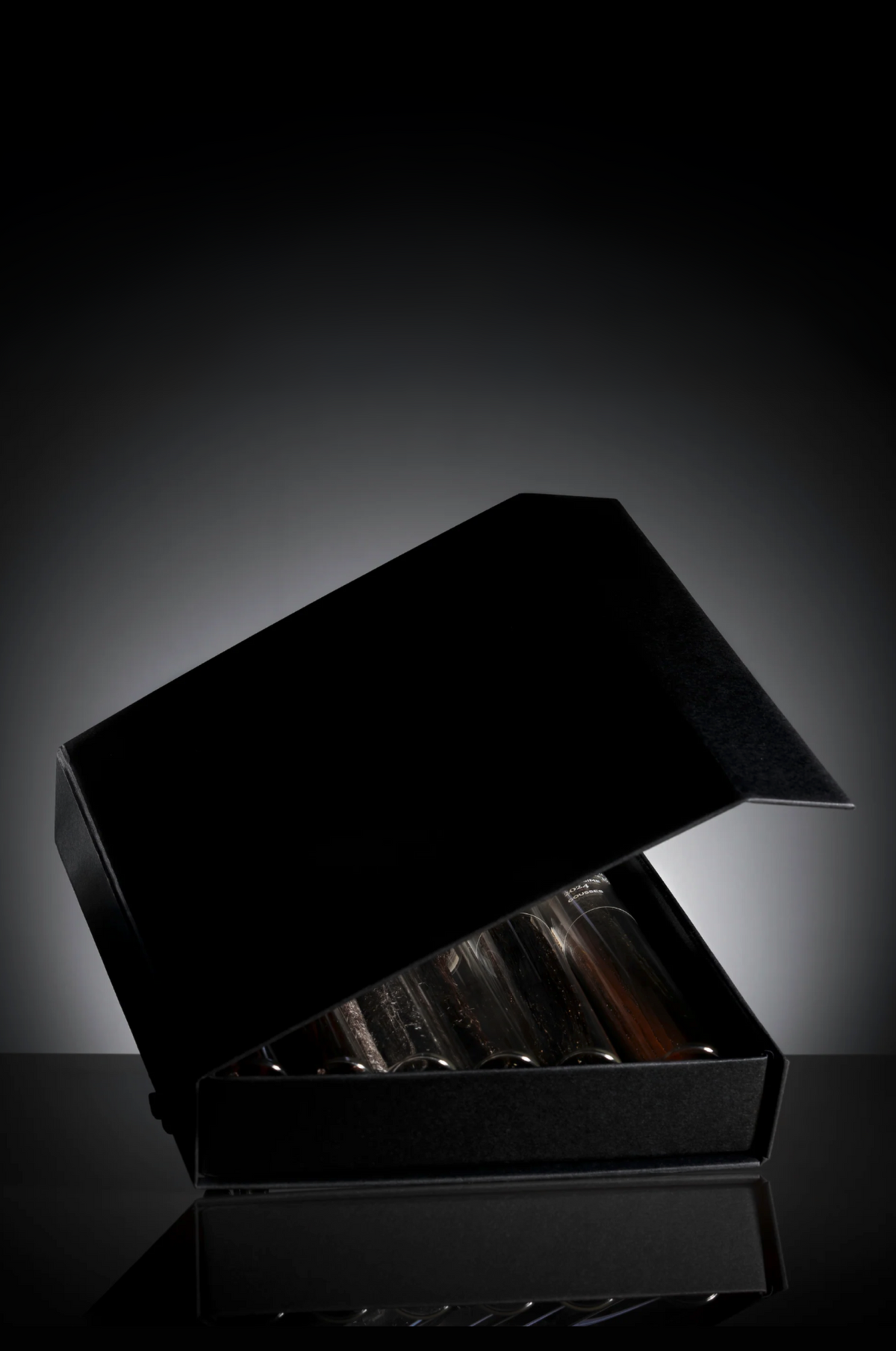 Coffret cadeau premium Galand Vanille ouvert avec gousses de vanille sur fond noir