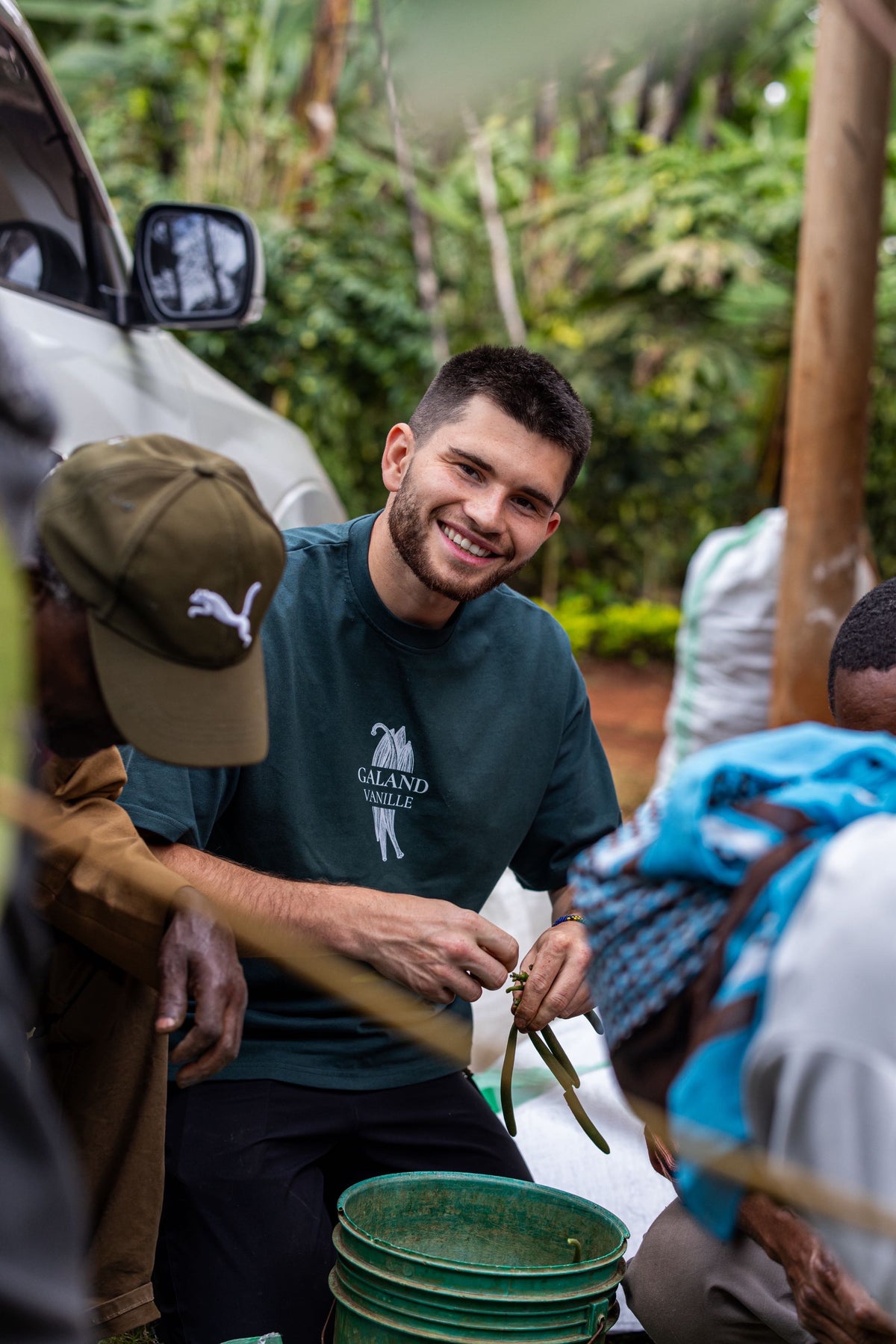Paul Galand, fondateur de Galand Vanille, effectuant personnellement le tri des gousses de vanille en Tanzanie pour ne sélectionner que les meilleurs calibres.
