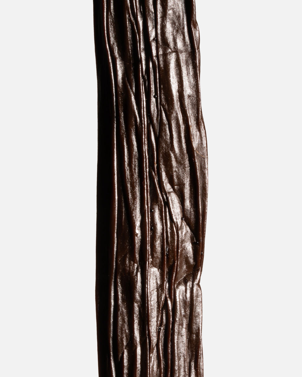 Détail de la robe satinée et de la texture souple d'une vanille de Tanzanie.