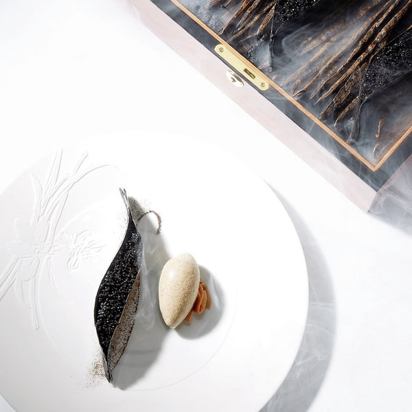 Vanille Pompona du Pérou, dessert de Maxence Barbot à l’Épicure (Le Bristol Paris) : gousse en trompe-l’œil et glace vanille