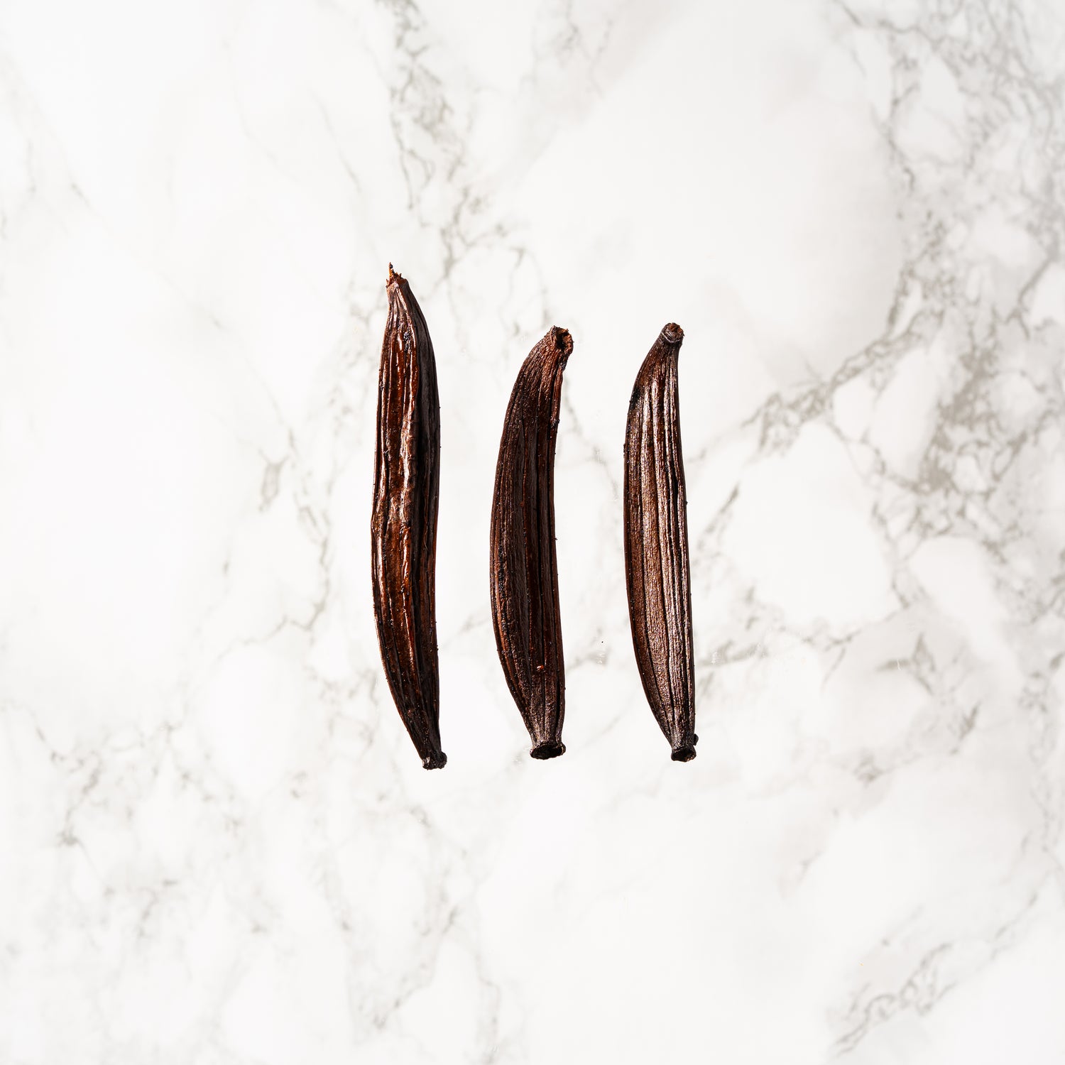 Vanille Pompona de Martinique issue des sols volcaniques, aspect dense et mat.