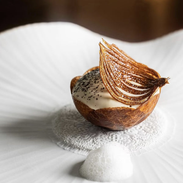 Vanille Tahaa, oignon des Cévennes brûlé et écume soubise : dessert d’Anne Coruble au Peninsula Paris