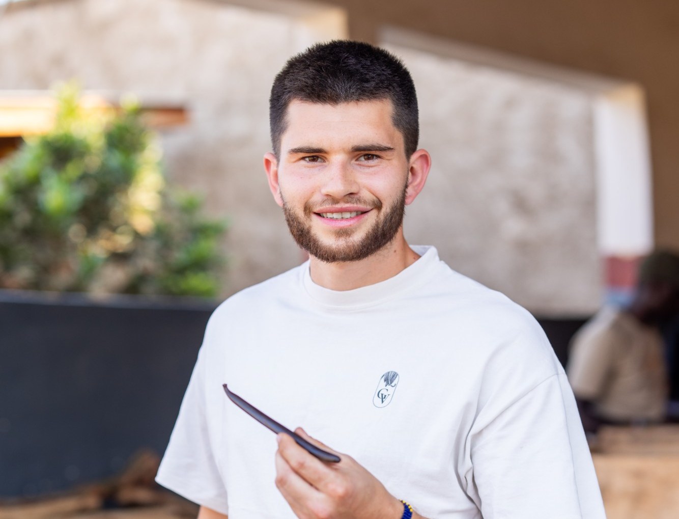 Paul Galand, sourceur de vanilles, tenant une gousse de vanille
